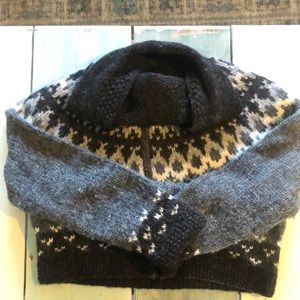 Thick and warm hooded Icelandic sweater